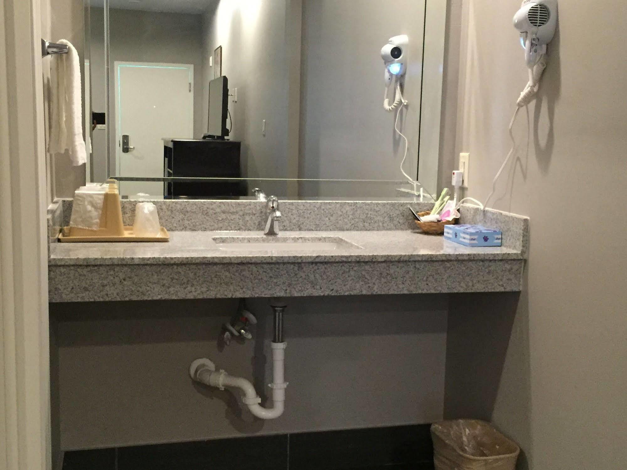 Classic Inn & Suites Хъмбъл Екстериор снимка