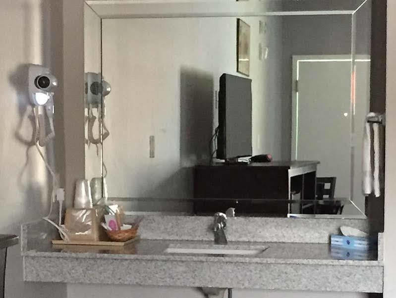Classic Inn & Suites Хъмбъл Екстериор снимка